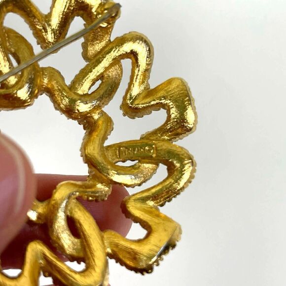 Vintage Signed Crown Gold-Tone Textured Trifari Brooch 2 Inches - Picture 3 of 3